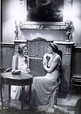 Erich Salomon: Mrs. Clementine Churchill and Lady Broughton in the AustrianEmbassy in London, 1937Gelatine-silver print, 20,3 x 14,4 cm, Vintage Print© bpk / Erich Salomon