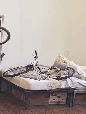 aus: Princess Goes to Bed with a Mountain Bike, 2001, # 06 und 07, Serie von 8 C-prints auf Aluminium montiert, 166 x 126 cm, Auflage von 3, Courtesy Galerie c/o Atle Gerhardsen, Berlin