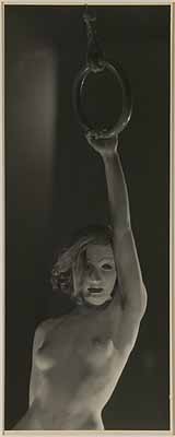 Dora MaarAssia au masque blanc, à un anneau, um 1934 (Maske am Ring)s/w Photographie© Collection David Raymond, New York