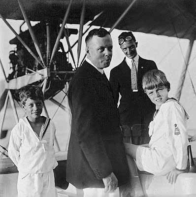 Freddy, Alfred and Hasi with the pilot Alfred Comte, Lake of Zurich, 24 July 1924
© Alexis Schwarzenbach