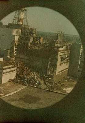 © Igor Kostin/Corbis, Luftaufnahme des Kraftwerks Tschernobyl am 26. April 1986, 14 Stunden nach dem Reaktorunfall. Dies ist das erste und einzige Foto, das vom Unglückstag in Tschernobyl existiert.