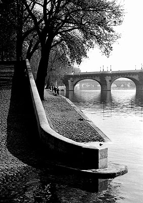 Dorothy Bohm Die Seine, Quai du Louvre und Pont Neuf, Paris 1955