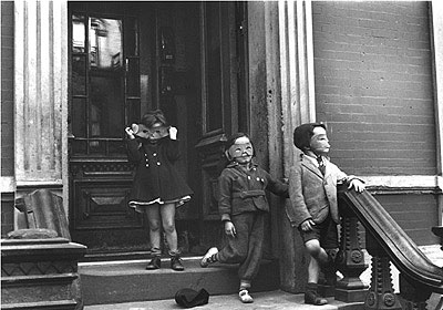 Helen Levitt Untitled, New York (kids in masks on stoop) 28 x 35,5 cm, Silbergelatineabzug