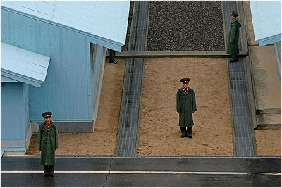 Les gardes frontières nord-coréens sur le 38ème ParallèleCorée du Nord, 2005  © Sergey Maximishin