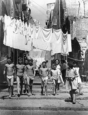 Mario Cattaneo ‹Vicoli a Napoli›, Naples 1951-1958 (‹Backstreets of Naples›) Gelatin-silver print, 40,1 x 31,5 cm © Eredi Mario Cattaneo
