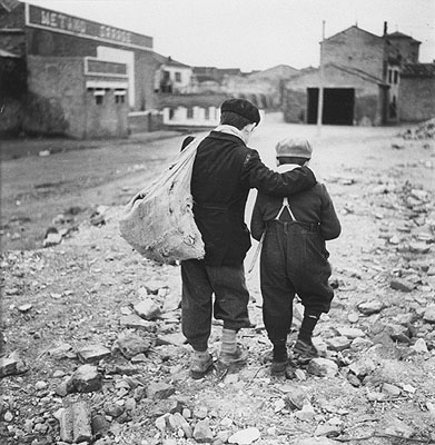 Enrico Pasquali Bambini, periferia di Comacchio, Emilia-Romagna 1955 (Children on the outskirts of Comacchio) Gelatin-silver print, 41,3 x 31 cm © Eredi Enrico Pasquali