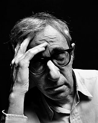 Woody Allen träumt in der ZEIT Nr. 45/06. Fotografiert von Frank Schwere
