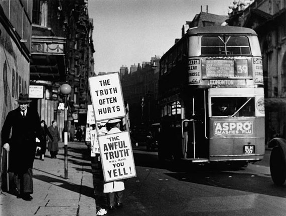 Wolf Suschitzky: Charing Cross Road #1, London, 1936