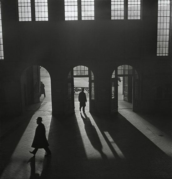 Roman VishniacHall de gare, Anhalter Bahnhof, près de Potsdamer PlatzBerlin, 1929 – début des années 1930© Mara Vishniac Kohn, courtesy International Center of Photography