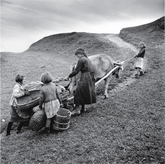 Theo Frey, Transporting potatoes in Obersaxen, 1948© Fotostiftung Schweiz (Swiss Foundation of Photography)