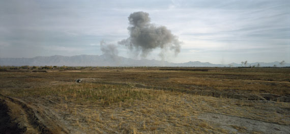 Luc Delahaye: US Bombing on Taliban Positions, 2001© Courtesy Luc Delahaye & Galerie Nathalie Obadia, Paris/Bruxelles