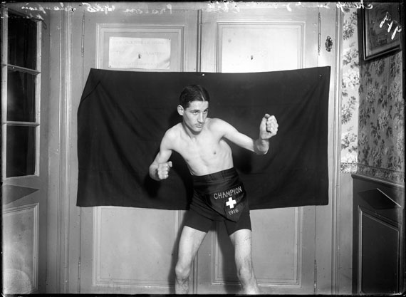 Winner of the Swiss Flyweight Boxing Championship, 1916 
© Keystone / Photopress-Archiv / Jules Decrauzat