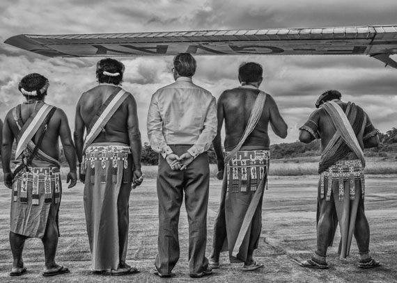Camopi, February 2015
The Deputy Prefect for East Guiana and the traditional chiefs of the Camopi region await the arrival of the French Minister of Overseas Territories. © Christophe Gin for the Fondation Carmignac