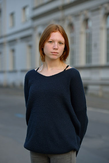 Göran Gnaudschun: Junge rothaarige Frau in der Appelstraße, 2015