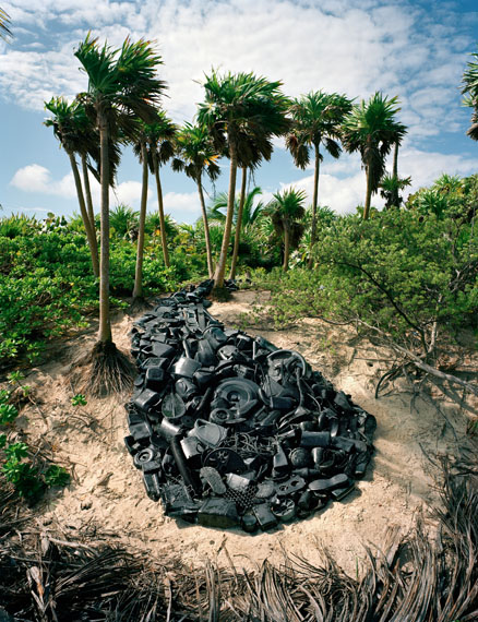 Gota (Drop), aus der Serie "Washed Up: Transforming a Trashed Landscape", 2011
© Alejandro Durán