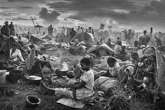 Rwandan refugee camp of Benako. Tanzania. 1994© Sebastião Salgado / Amazonas images