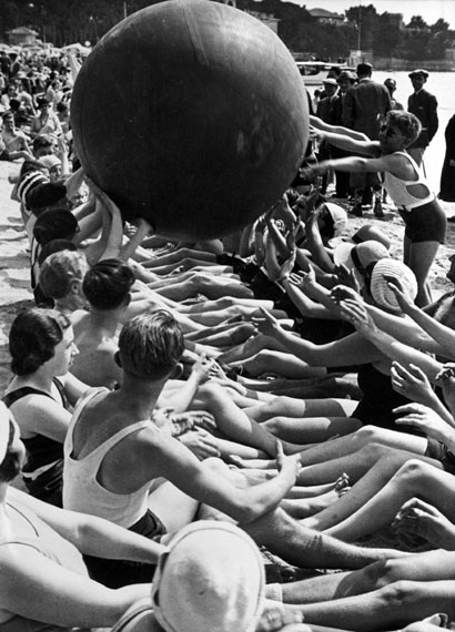 Fritz BlockBallspiel am Strand von Juan-les-Pins, Côte d’Azur, 1931Silbergelatine, 22,6 × 16,4 cm© Fritz Block Estate Archive, Stockholm/Hamburg