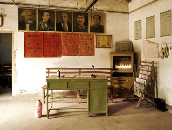 Qu Yan: Hauptquartier im Dorf Wuzhuang, Stadt Tushan, Kreis Pizhou, Provinz Jiangshu, 2005, Farbabzug (2017), 120 × 160 cm © Qu Yan