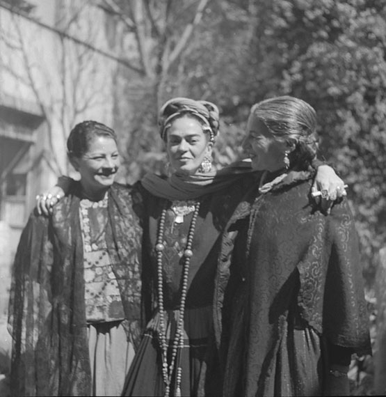 Frida Kahlo mit Freunden, Coyoacán, Mexiko, 1954 © Bernice Kolko/Sammlung Ariel Zuñiga 