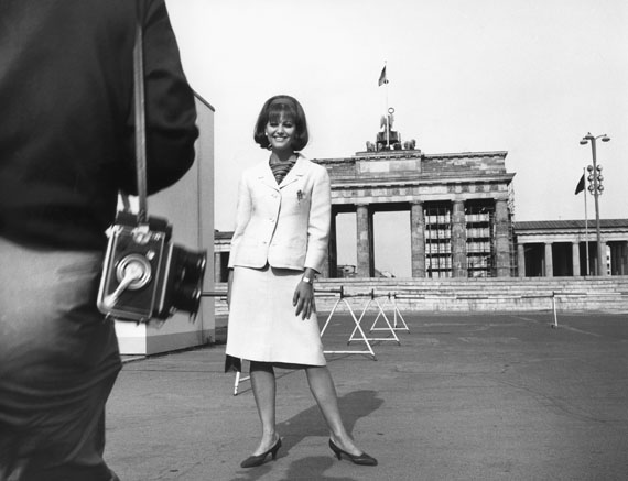 Schauspielerin Claudia Cardinale vor dem Brandenburger Tor, 1964
Foto: Heinz Köster © Deutsche Kinemathek