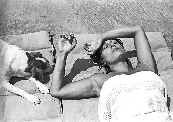 Paolo Di Paolo, Anna Magnani nella sua villa a San Felice Circeo (Roma), 1955. © Archivio Paolo Di Paolo.
