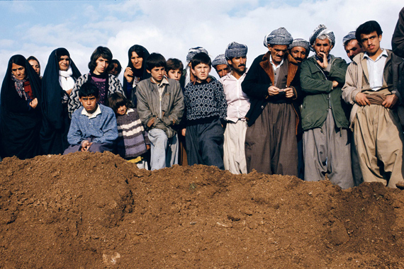 Susan Meiselas, Villagers watch exhumation at a former Iraqi military headquarters outside Sulaymaniyah, Northern Iraq, 1991 © Susan Meiselas/ Magnum Photos