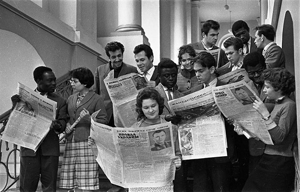Irina Pap: Studierende der Nationalen Taras-Schewtschenko-Universität in Kiew lesen die Geschichte Juri Gagarins in der Zeitung, 1961
