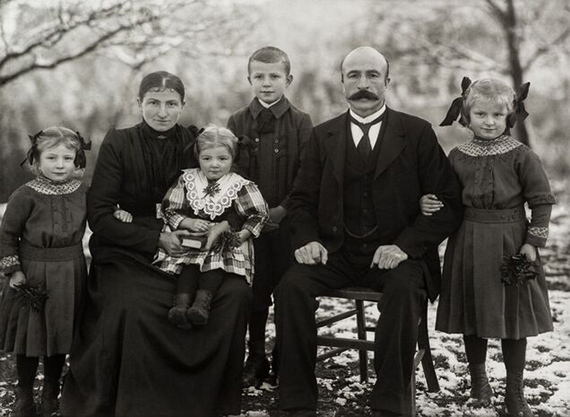 August Sander: Family from Westerwald, c. 1912 © Die Photographische Sammlung/SK Stiftung Kultur – August Sander Archive, CologneVG Bild-Kunst, Bonn 2019/2020
