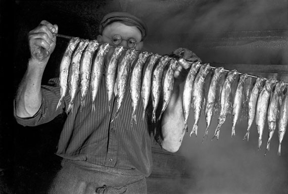 In der Räucherei – Arbeiter hängt Fische, 1930-33
Foto ©bpk-Bildagentur – Fide Struck (Slg. Thomas Struck)