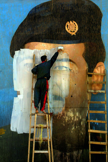 Carolyn Cole: An image of Saddam Hussein, riddled with bullet holes, is painted over by
Salem Yuel. Symbols of the leader disappeared quickly throughout Baghdad soon after US
troops arrived in the city and took control, Baghdad, Iraq, April 2003
© Carolyn Cole / Los Angeles Times