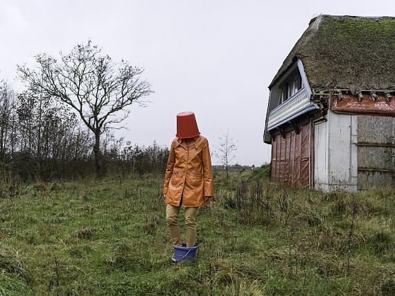 Elina Brotherus
One Minute Sculpture (Double Bucket), 2017, after Erwin Wurm, Untitled (Double bucket), 1999
© VG Bild-Kunst, Bonn 2021