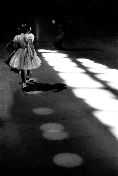 Louis Stettner: Girl playing in Circles, Penn Station, New York, 1958