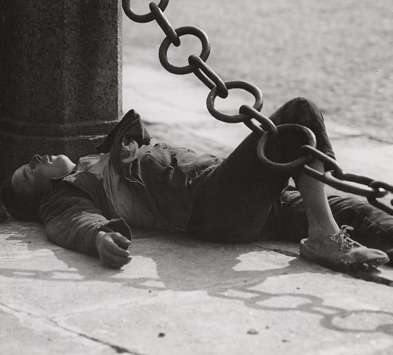 Ernst A. Heiniger: "Bjesprisorni", Sleeping boy in Leningrad, 1932 © Fotostiftung Schweiz