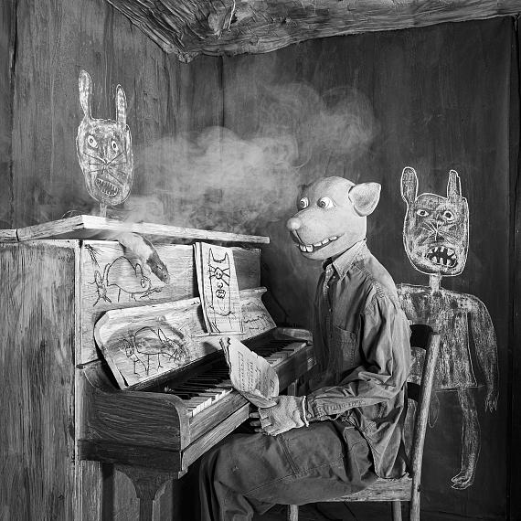 Roger Ballen: Smoked out, 2020, from the series "Roger the Rat"