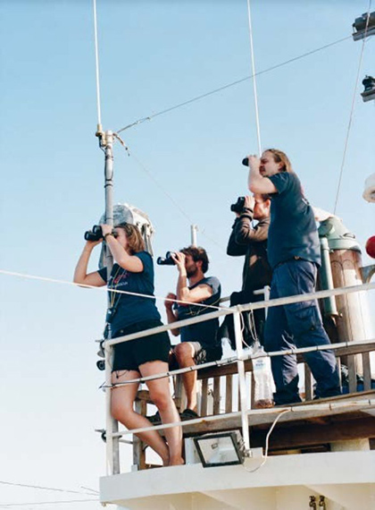 Annette HauschildDie Crew beobachtet das Meer, Mission Lifeline, zivile Seenotrettung auf dem Mittelmeer, 2017aus der Serie Die Helfer, 2016–2018© Annette Hauschild/OSTKREUZ