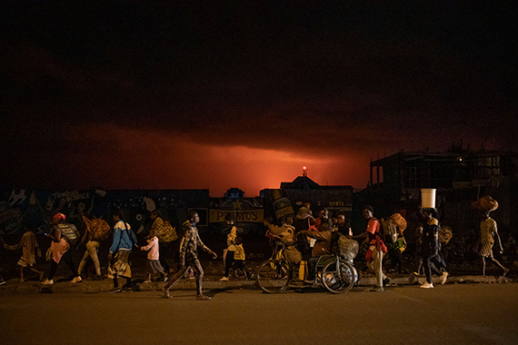 Goma, North Kivu, May 22, 2021. At night, residents flee the eruption of Nyiragongo volcano Finbarr O’Reilly for Fondation Carmignac