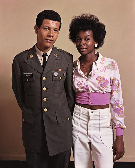 Evelyn HoferSoldier in Uniform with Girlfriend, from the series "Just Married", New York, 1974 © Evelyn Hofer / Galerie m Bochum