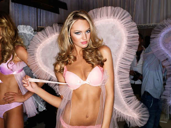 Backstage at the Victoria‘s Secret © Gavin Bond / Sansiao Gallery / M84Title : Candice Swanepoel / Alessandra AmbrosioSignature : signed and numbered by the artist on a separate labelImage Size & Print Paper Size : 654 x 500mmPrint Method : Digital C Print、Media：Kodak Metallic paper]