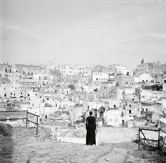Carrie Mae WeemsThe Edge of Time – Ancient Rome, from the series “Roaming”, 2006© Courtesy of the artist and the Jack Shainman Gallery, New York
