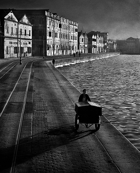 Fan Ho 'As Evening Hurries By(日暮途遠)' Hong Kong 1955courtesy of Blue Lotus Gallery