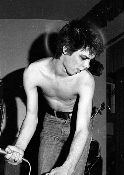 Nick Cave singing 'I'm Eighteen', Boys Next Door gig, Swinburne College, 1977(Peter Milne/M.33 Agency)
