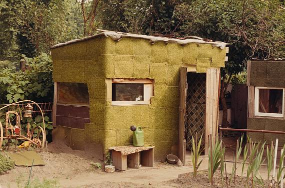 Simone Nieweg
Garden Shed (with Carpet Tiles), Meldorf-Holstein, 1986
© Simone Nieweg, VG Bild-Kunst, Bonn 2023