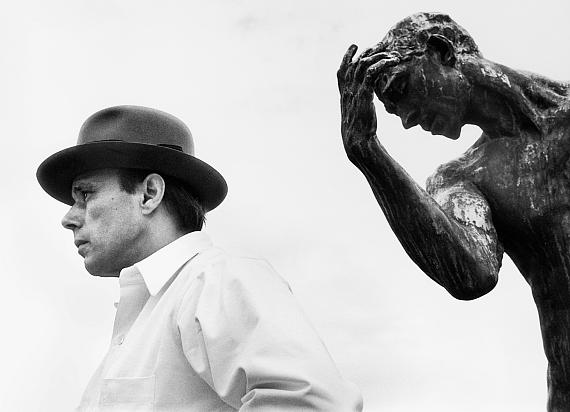 Joseph Beuys, Hamburg 1968"Rodins Reverenz"© Angelika Platen