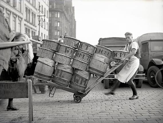 Fide Struck
Deichtormarkt, junger Mann mit Karre, beladen mit Körben und Fässern, um 1930 
© bpk, Fide Struck, Slg. Thomas Struck