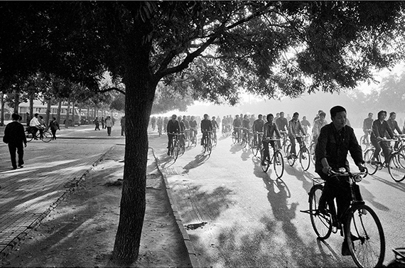Chan An Avenue am frühen Morgen, Peking, China 1987 © Inge Morath/ Magnum Photos/Fotohof Archiv