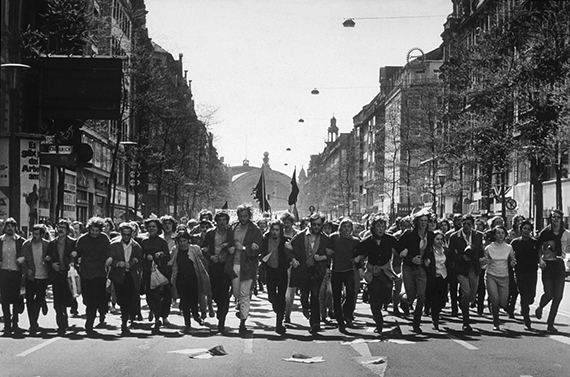 Demonstration gegen den Vietnamkrieg, Frankfurt am Main, Kaiserstraße 1970 © Barbara Klemm