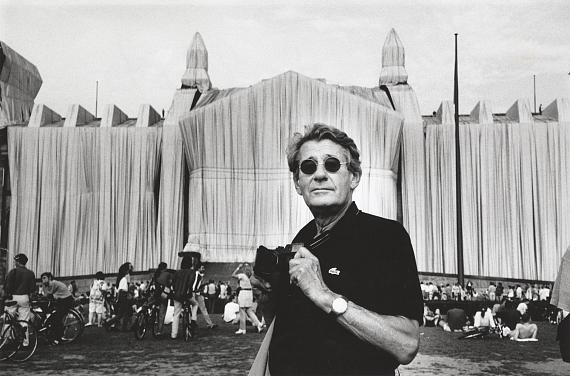 Alice Springs Helmut in front of the Reichstag, wrapped by Christo, Berlin 1995© Helmut Newton Foundation
