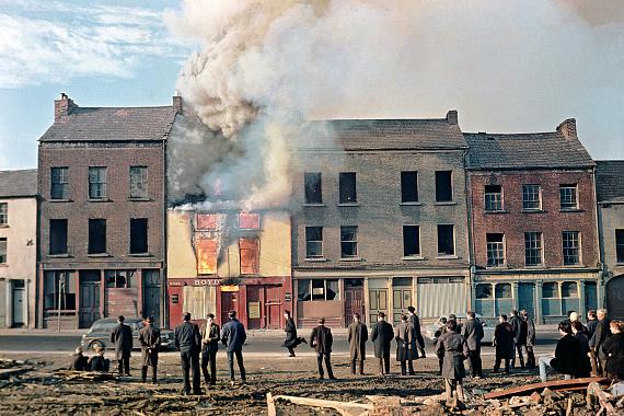 Burning building, Derry city, Northern Ireland, c. 1969
© Estate of Akihiko Okamura