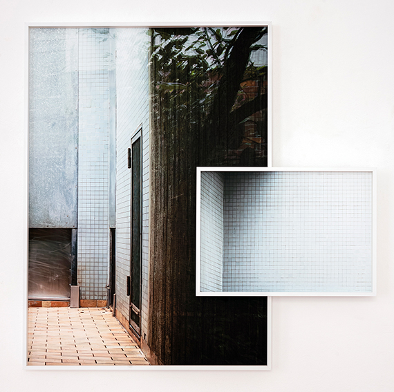 Sabine Wild
Käfig II, Foto-Installation (2 gerahmte montierte Fotografien), 2014/2024
Pigmentprint auf Hahnemühle Photorag, Aluminium-Distanzrahmen, Museumsglas
85 x 85 cm
Edition 3 + 1 Artist Print