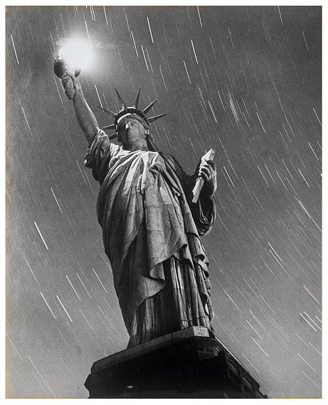 Andreas Feininger: Statue of Liberty at night, New York, 1950© 2024 AndreasFeiningerArchive.com c/o Zeppelin Museum Friedrichshafen